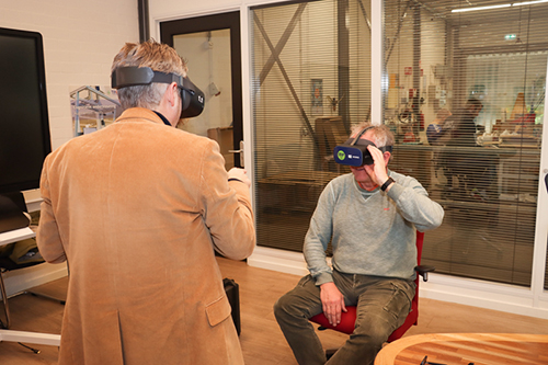 2 mannen testen de Virtual Reality bril