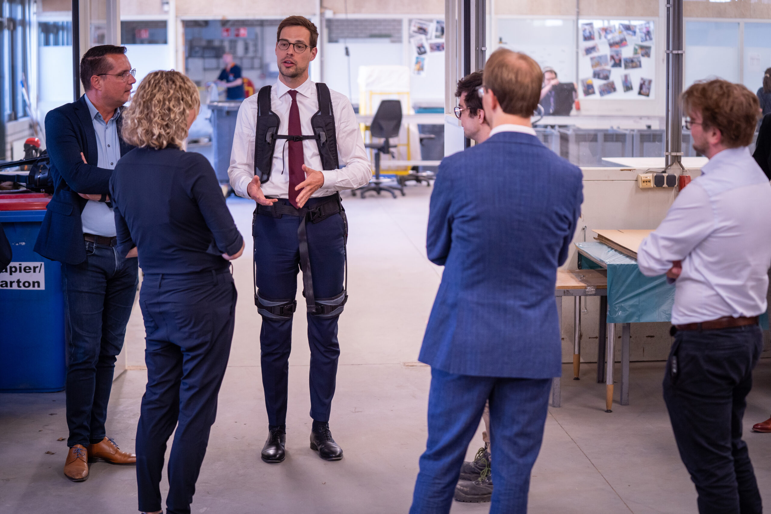 jurgen nobel draagt exoskelet bij TINT West-Brabant